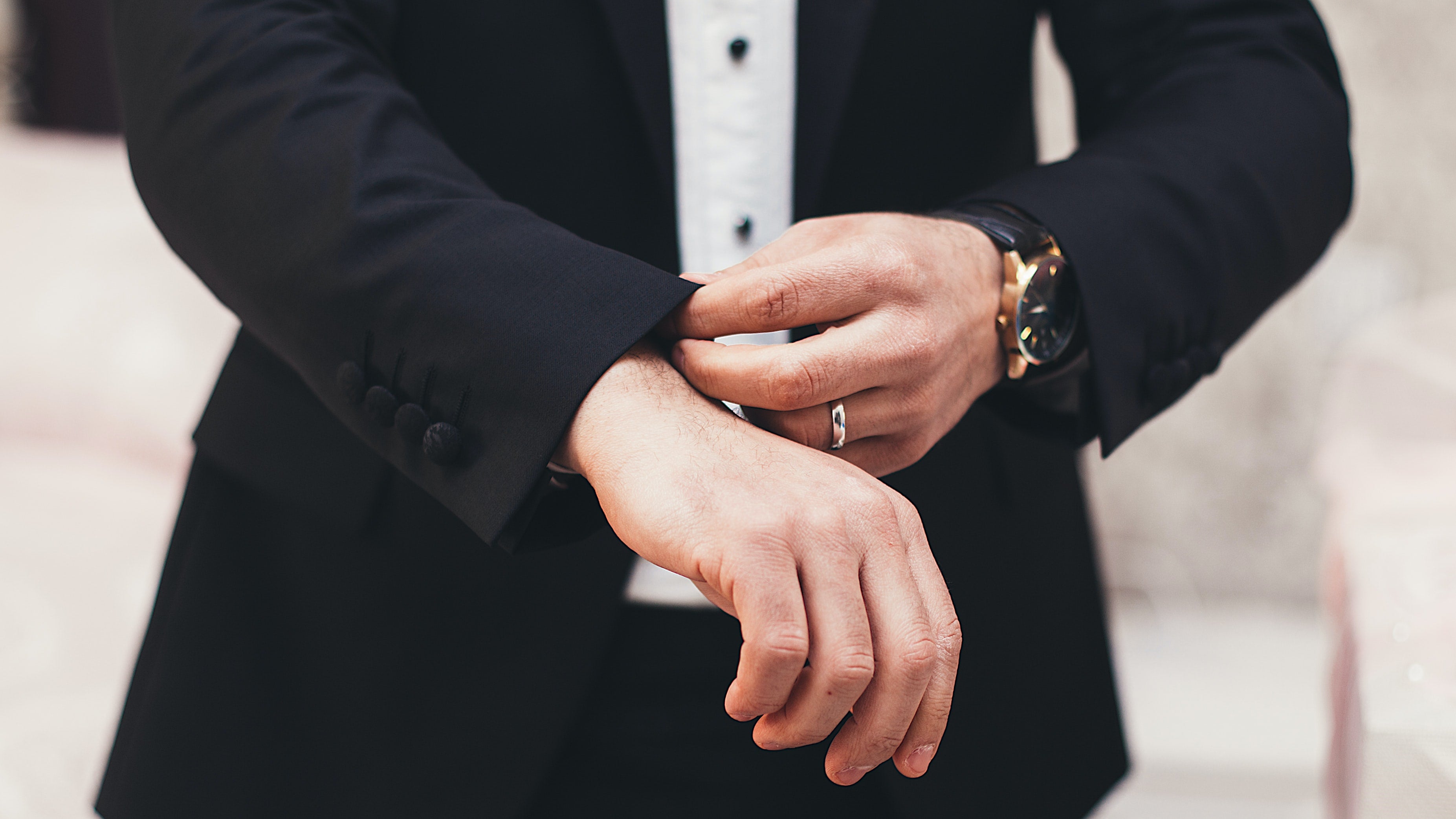 Men’s Wedding Bands: Which Material is Best for Your Lifestyle?